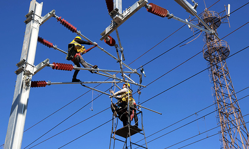 項目投運后，每年將新增鐵路運能2000萬噸，為臨港企業原材料等大宗貨物運輸實現“公轉鐵”提供綠色高效的強力支撐。圖為工人在大秦線聶莊至東港站增二線鐵路建設現場施工。（新華社發 李磊 攝）