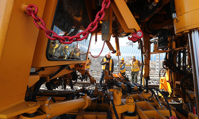 圖為工人在大秦線聶莊至東港站增二線鐵路建設現場施工。（新華社發 李磊 攝）