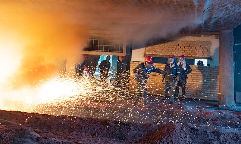 昆鋼新區二期項目主要建設項目為新建一座2500立方米高爐及配套設施，二期項目建成后，昆鋼新區整體將形成年產540萬噸鋼的產能規模，技術經濟指標達國內一流水平，整體帶動昆鋼綠色發展能力、智慧制造能力全面提升，引領和帶動云南鋼鐵行業高質量發展。圖為鐵水從3號出鐵口噴涌而出。