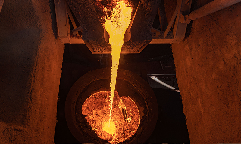 圖為鐵水從擺動流嘴流到鐵水罐中。