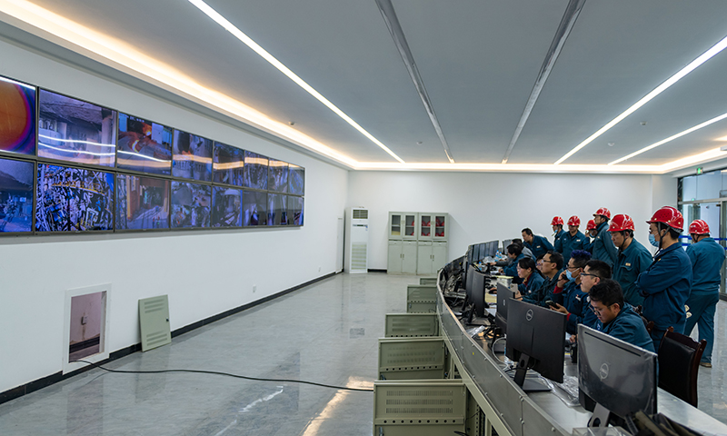 昆鋼新區二號高爐點火后，重鋼協同支撐組與煉鐵廠高爐作業區的全體干部職工勠力同心，全身心投入到高爐冶煉作業中，確保了此次高爐順利出鐵。圖為中控室職工在精心操作。