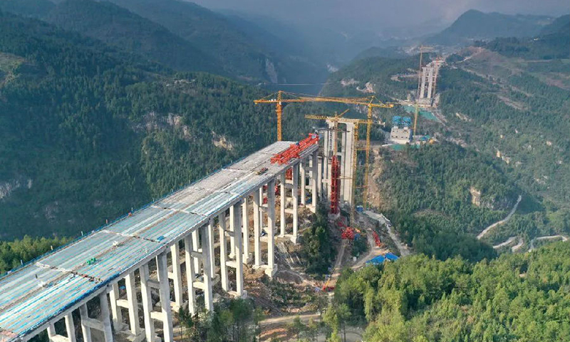 重慶高速集團渝湘復線公司項目全面開工，進入大干快上新格局。今年計劃建設投資151億元，一季度將完成44.3億元。截至目前，已累計完成投資191.7億元，占總投資640億元的30%，在同期PPP項目中進度和質量推進有力。圖為巴彭路雙堡特大橋主橋，是2×405m雙跨連續上承式鋼管混凝土桁架拱橋，單拱計算跨徑380m，其跨度在世界同類型橋梁中位居第一，已完成工程量45%。