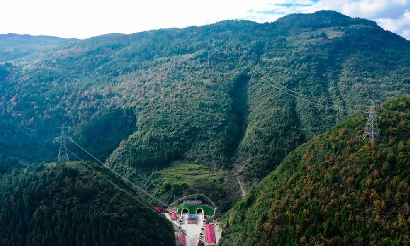 圖為巴彭路彭水隧道是重慶市境內第二長公路隧道，全長11.11千米，是全線重點控制性工程，左洞已開挖支護2798米，右洞開挖支護2467米。