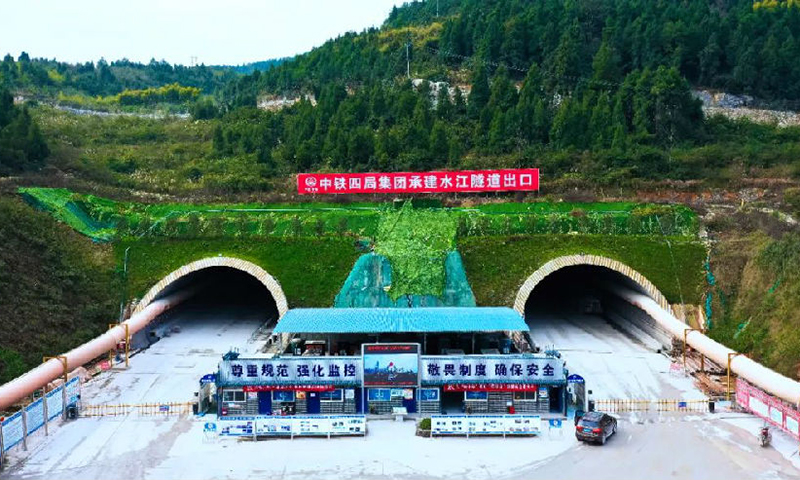 渝湘復線高速公路全體建設者將緊盯既定目標任務，砥礪奮進，勇毅前行，全力打造平安百年品質工程和低碳環保示范路，以優異成績迎接黨的二十大召開。圖為巴彭路水江隧道開挖施工取得階段性進展，累計開挖進尺完成設計長度的過半。