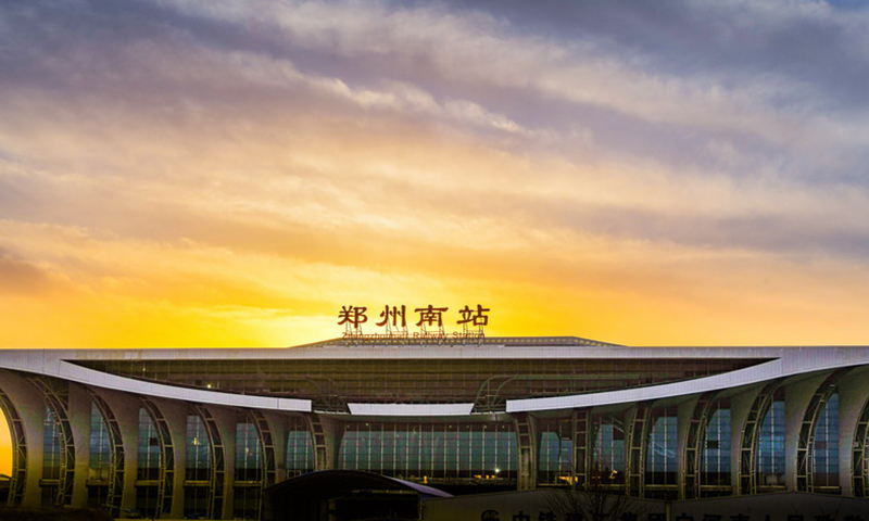 歷時22個月施工，3月10日，由中國中鐵旗下中鐵建工承建的鄭州南站雨棚全面完成，標志著國內首例裝配式聯方網殼清水混凝土雨棚正式亮相。鄭州南站及相關工程位于鄭州市航空港區，站房工程由中鐵建工施工。聯方網殼清水混凝土雨棚位于鄭州南站站房南北兩側，建筑面積66420平方米，單側雨棚順軌向長98.1米、垂軌向寬370米，共17拱跨。圖為鄭州南站正面。