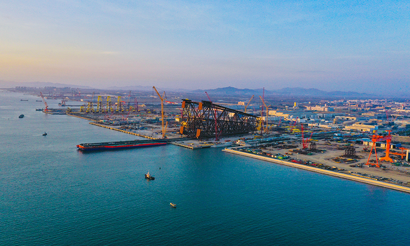 裝船過程中，項目團隊200余人晝夜不息，連續作戰，較計劃提前近7個小時完成，創造了國內超大型導管架拖拉裝船的新紀錄。圖為亞洲第一深水導管架“海基一號”正在進行裝船前準備工作。