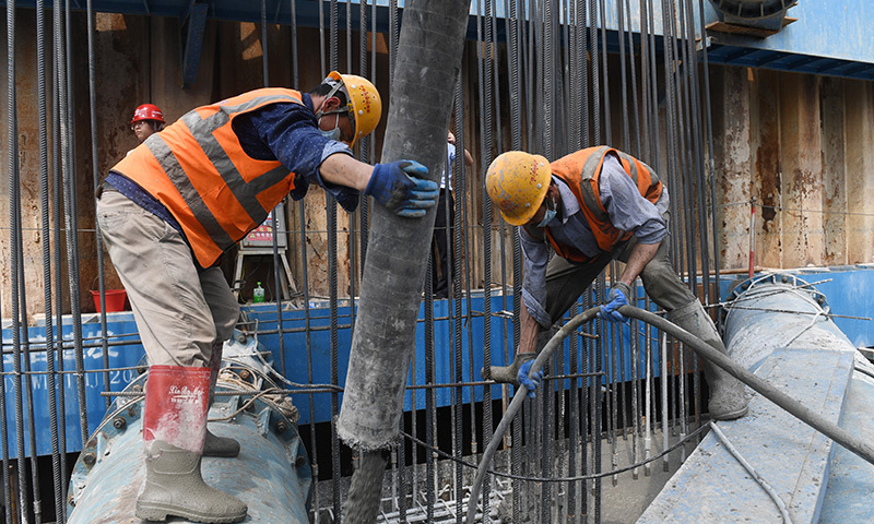 近日廣西氣溫回升，各地建設者加快推進高速公路項目建設，為早日實現“縣縣通高速”目標努力。圖為在廣西上林至橫州高速公路西津郁江特大橋建設現場，中鐵四局工人在進行水中承臺的澆筑施工作業。（新華社記者 陸波岸 攝）