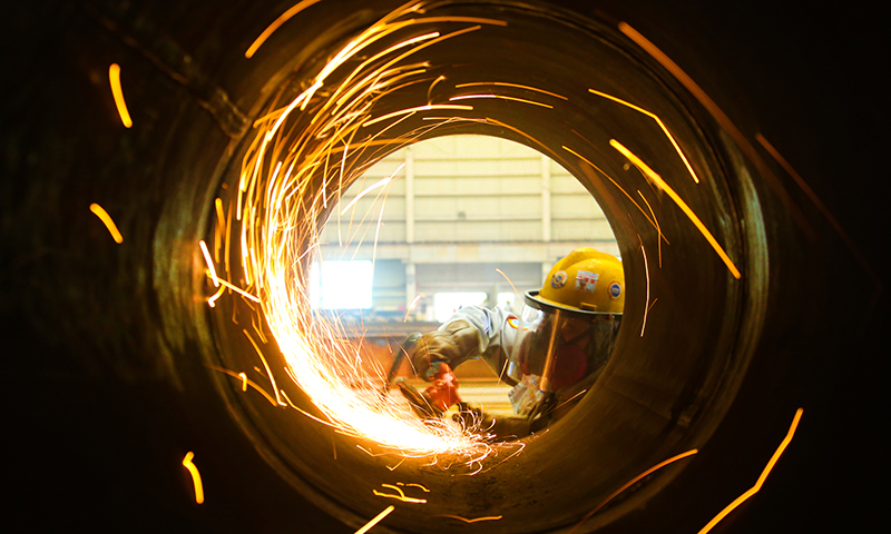 圖為施工人員進行管內打磨作業。