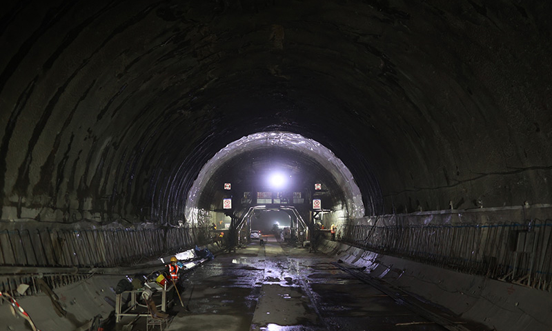 貴南高鐵設計時速350公里，是我國“八縱八橫”高速鐵路主通道包頭至海口通道的重要組成部分。圖為貫通后的獨山二號隧道。（新華社記者 劉續 攝）