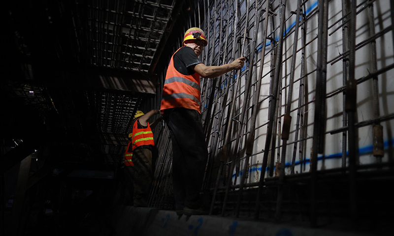 圖為工作人員在獨山二號隧道內施工。（新華社記者 劉續 攝）