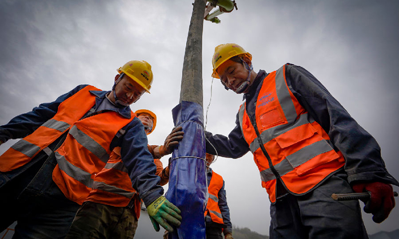 項目建成通車后，西安至安康運行時間將由現在的3小時左右縮短至1小時以內，對釋放關中與陜南間的運輸需求，助力鄉村振興，促進當地經濟發展具有重要意義。圖為工作人員正在澆筑混凝土。