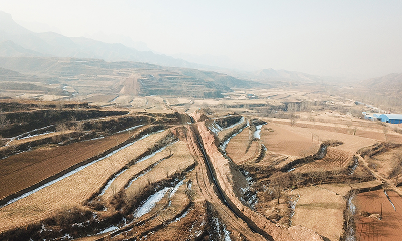 該管道西起陜西省榆林市神木市，途經3省7市17縣，最終抵達河北省衡水市安平縣，管道全長622.98千米，設計輸氣量50億立方米/年，是目前我國最長煤層氣長輸管道。此次建設的神安管道（陜西—山西段）起自陜西省榆林市神木市，終點到山西省呂梁市康寧鎮，全長72.2公里，新建神木站，改建康寧站，新建3座閥室，此次開工作業點位于山西省興縣瓦塘鎮，該段管道預計2023年完成建設并實現投產。圖為神安管道翻越黃土丘陵地貌。