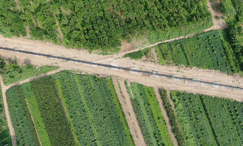 神安管道全線貫通后，可將晉西、陜東的天然氣輸送至雄安新區及京津冀千家萬戶和產業聚集區，通過與鄂安滄管道、陜京線系統互聯互通，積極融入國家天然氣主干網，通過與天津、滄州LNG（液化天然氣）接收站碼頭和國家管網儲氣庫對接，可實現雙氣源互補和調峰保供，保障天然氣穩定供應，助力實現國家“雙碳”目標。圖為航拍神安管道。