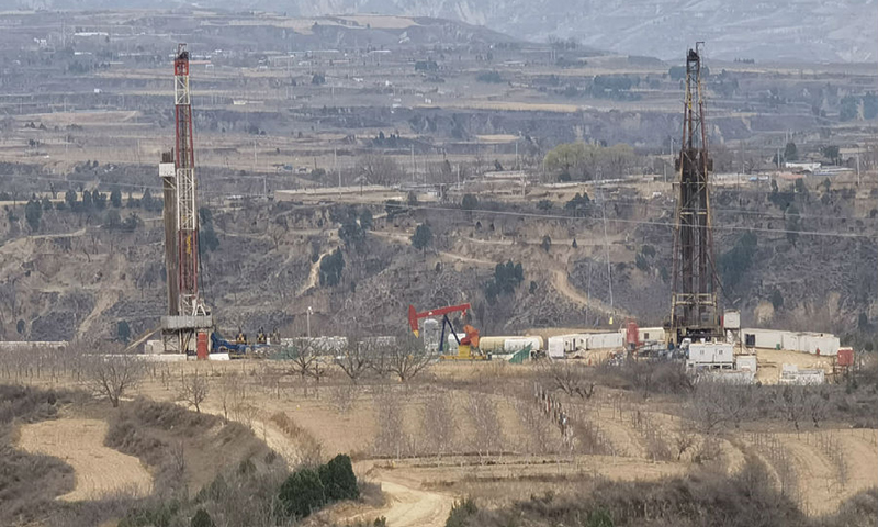 陽春3月，正是上產好時節。煤層氣公司打響產能建設進攻仗，精細編制會戰運行計劃，圍繞提升“十率、四量”，以工廠化作業的方式，加快新井產能建設步伐。目前，16部鉆機落實到位，其中9部鉆機開鉆施工。圖為煤層氣公司吉深15-6井臺鉆井施工現場。