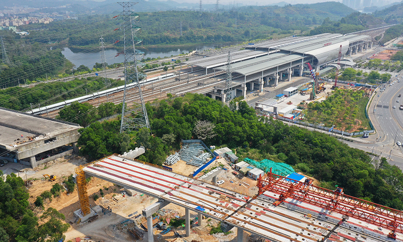 目前，中鐵四局作業的深圳東部過境高速架梁施工進展順利，預計10月底完成架梁任務。圖為4月7日，架梁機在深圳東部過境高速站前路高架橋進行鋪架作業（無人機照片）。