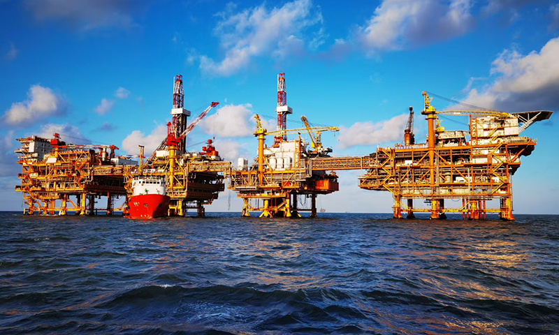 錦州25-1南油氣田位于渤海遼東灣中部，目前，這座海上“巨無霸”已成為亞洲最大的海上連體平臺，也是我國北方最大的海上原油與天然氣管網調控樞紐，為保障國家能源安全、推動我國北方保供做出重要貢獻。圖為遼東作業公司錦州25-1南油氣田四星連珠近景。