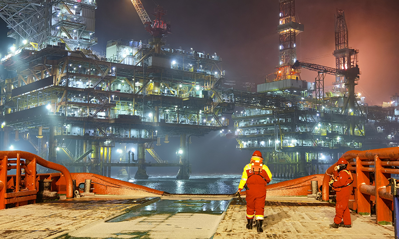 據中海油天津分公司遼東作業公司介紹，其主體平臺由兩座中心集輸處理平臺和兩座井口生產平臺通過棧橋連接組成，甲板總面積達到3.06萬平方米，相當于4個半標準足球場的大小，海上工人完成一次全程巡檢大約需要兩個小時。圖為生產人員正在進行船舶停靠作業。