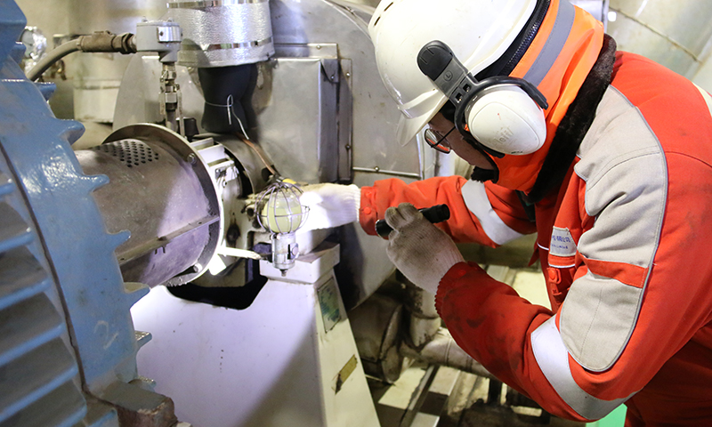 自投產以來，油氣田始終堅持“安全第一、環保至上，人為根本、設備完好”的核心價值理念，全力做好安全風險排查及隱患治理工作。通過多元化的培訓模式，打造了一支擁有3名高級技師、20名技師的高素質專業人才隊伍，并依托技師工作室在科技創新、降本增效、設備設施完整性等方面取得了突出成績。通過油田開發及生產人員多年摸索，油氣田探索出了降壓開采、脈沖注水開采、周期性注水開采等不同開采模式，取得了顯著的開發效果。目前在科技創新、降本增效、設備設施完整性等方面仍不斷探索。圖為生產人員正在進行設備巡檢。