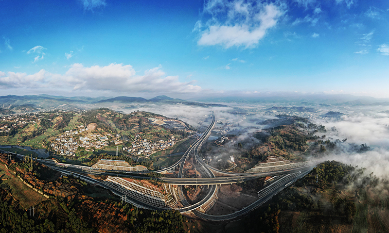 楚雄（廣通）至大理高速公路路線全長201公里，橋隧比62.6%，采用雙向六車道高速公路標準建設，概算429.05億元，是杭瑞國家高速公路和“孟中印緬”經濟走廊建設中的重要路段，是連接南亞、東南亞國家的國際大通道。圖為新楚大高速廣通南樞紐立交。