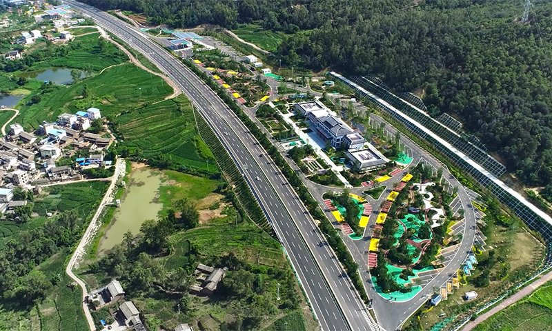 圖為云南省楚雄（廣通）至大理高速公路 牟定服務區路段。