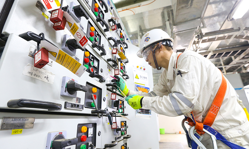 陸豐15-1平臺是陸豐油田群區域開發項目的重要單體項目之一，分為東組塊和西組塊兩部分建造。圖為電器工程師調試配電基盤。