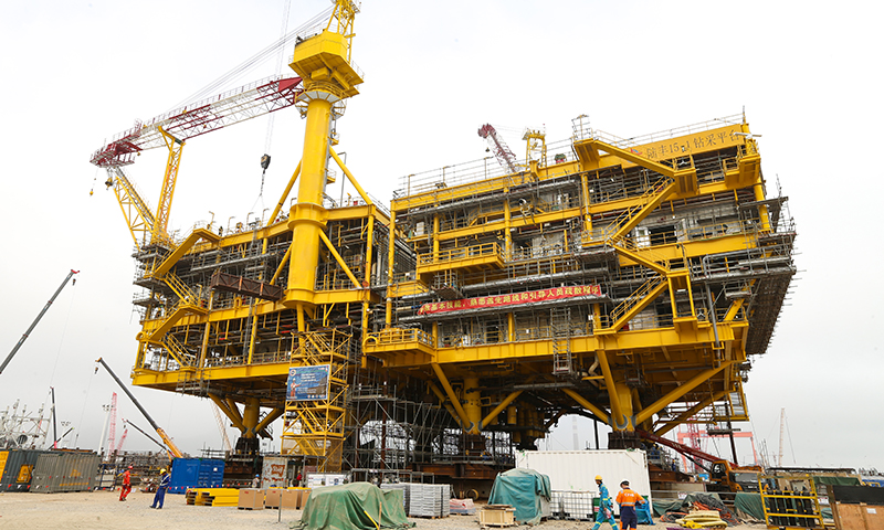 4月10日，陸豐15-1平臺組塊開始進行裝船作業。圖為陸豐15-1平臺組塊將進行裝船、固定等工作，為海上安裝調試做好準備。