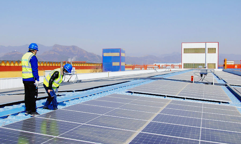 房橋光伏項目是兩家央企在新能源投資建設方面合作的有力嘗試，雙方利用各自的品牌優勢、資源優勢，在人才引進、開發策劃、建設投資、工程管理、運營管理等方面相互支持，深化合作，在產業互補互促中激發新動能，促進新發展。圖為技術人員在現場施工。