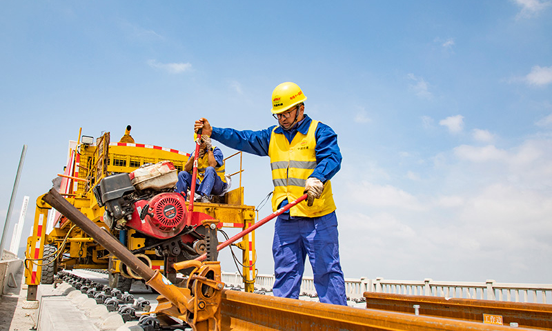 圖為工人在新建福廈鐵路湄洲灣跨海大橋施工。