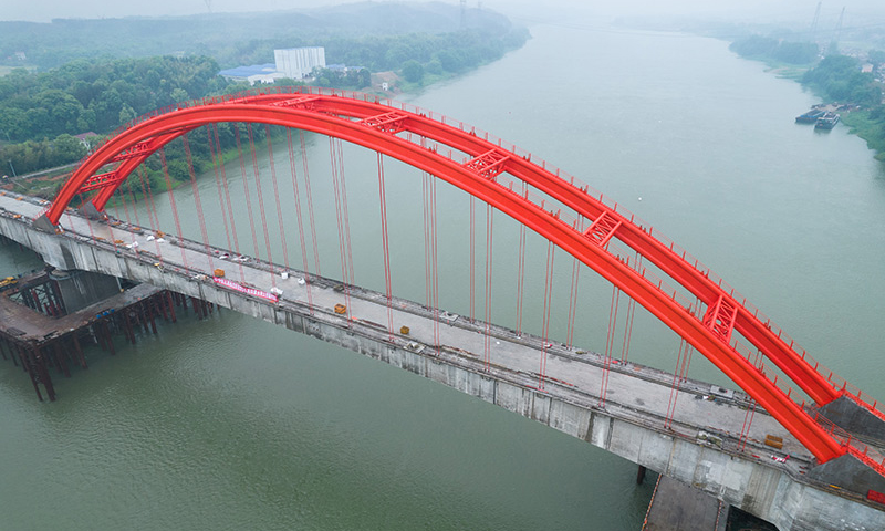 常益長鐵路線路全長約157公里，設計時速350公里，是國家“八縱八橫”高速鐵路網的重要組成部分。圖為在湖南省益陽市拍攝的常益長鐵路資水特大橋（無人機照片）。