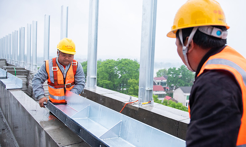 圖為在常益長鐵路資水特大橋施工現場，工作人員在安裝聲屏障。