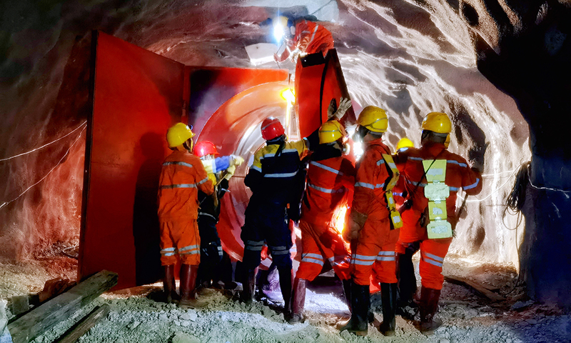 2022年以來，云錫控股公司搶抓有色金屬價格強周期機遇，全力推進穩產高產、降本增效、產購銷協同，經營業績持續向好,全面實現首季“開門紅”。1-3月，營業總收入172 億元，同比增長10%；利潤總額12.5億元， 同比增長420%；工業總產值121 億元，同比增長57%；進出口總額4.67億美元，同比增長116%。資源端強化采選聯動，千方百計提高自產原料產量，有色金屬總產量完成進度計劃的114%。圖為云錫大屯錫礦職工正在安裝井下通風設施。