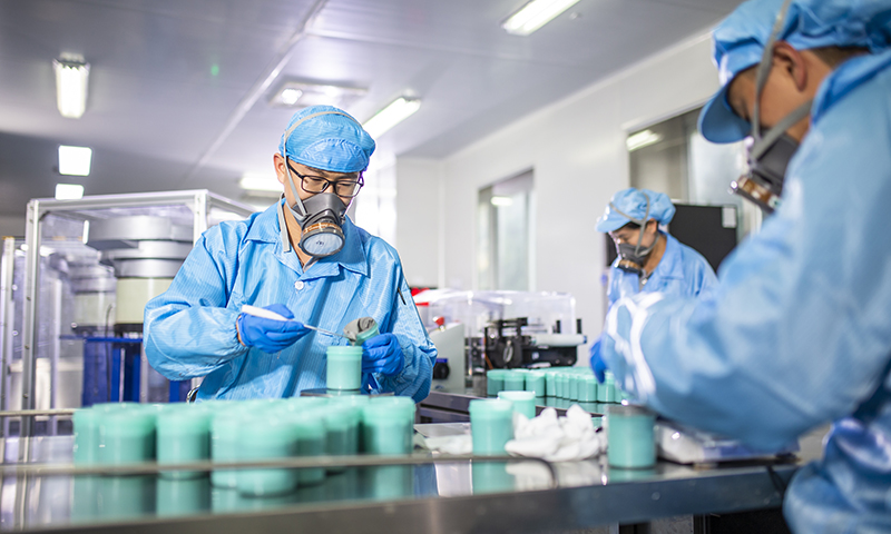 精深加工端全力攻堅國家急需的錫銦新材料“卡脖子”技術，延長新材料產業鏈，實現自主可控的產品進口替代。圖為云錫錫材深加工產品錫膏包裝工序。