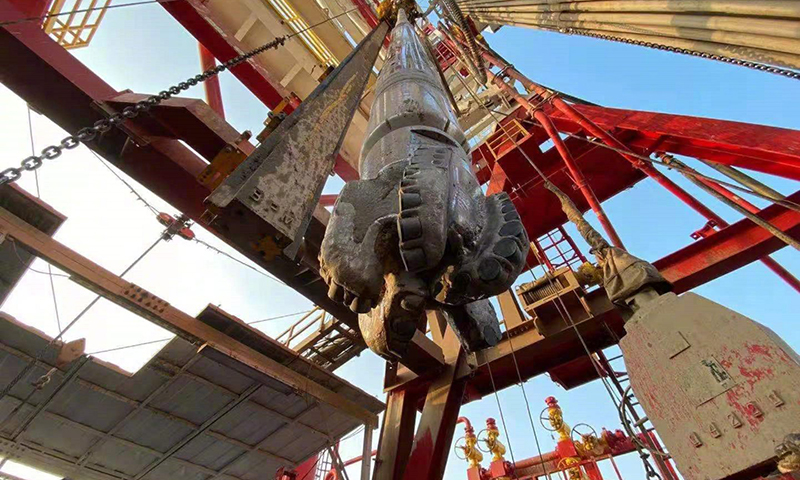 旋轉導向鉆井與隨鉆測井技術被譽為石油鉆井技術“皇冠上的明珠”，中國海油“璇璣”系統可以精準控制地下幾千米的鉆頭“瞄著”油層去，“聞著”油味鉆，甚至可以“遙控駕駛”鉆具在0.7米的薄油層中橫向或斜向穩定穿行1000米以上。