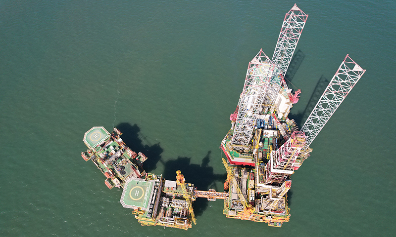 近日，世界首個海上大規模超稠油熱采開發油田——中國海油旅大5-2北油田一期項目順利投產。渤海油田特超稠油水平井蒸汽吞吐的熱采技術體系部分成果達到國際先進水平，該模式的成功應用將撬動渤海灣盆地上億噸特超稠油開發。圖為旅大5-2北油田空中俯瞰。