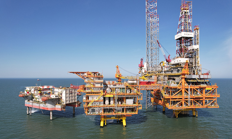 旅大5-2北油田位于渤海遼東灣海域，平均水深約32米。該項目預計2024年實現高峰年產原油40萬噸，油田完全投產后預計可累產原油超650萬噸，全部煉化成瀝青可鋪設5000余公里的4車道高速公路，相當于北京到三亞的直線往返距離。圖為旅大5-2北油田側面全面。