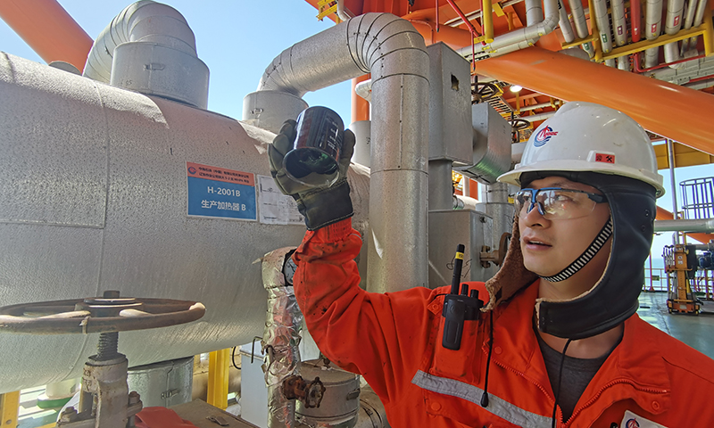 中國海油擁有旅大5-2北油田100%權益，并擔任作業者。為有效動用這一部分特、超稠油儲量，找到適合海上大井距條件下熱采高效開發的“良方”，中國海油組織開展了方案設計、機理表征、效果評價和接替技術等一系列研究，相繼攻克了高溫注采一體化、井下高溫安全控制等世界級難題，創新提出了漸進式預熱地層的注熱方案，為旅大5-2北油田一期項目特超稠油快速開發奠定了基礎。中國海油將持續加大力度開發開采國內海上稠油資源，為保障國家能源安全持續貢獻海油力量。圖為旅大5-2北油田開采的超稠油流動性展示。