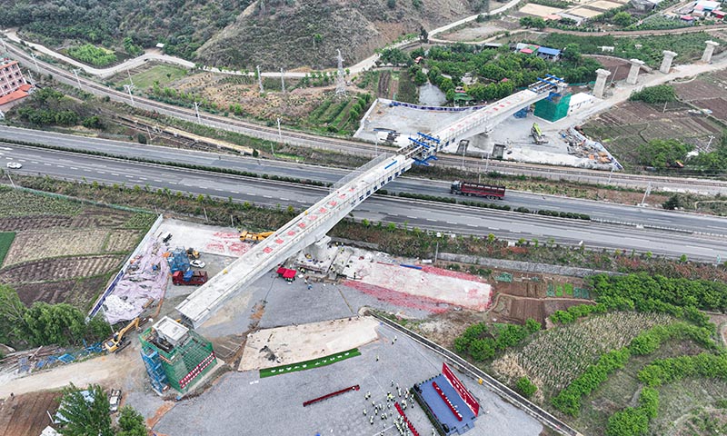 該橋平面處于R=500m小曲線半徑上，該半徑屬于II級鐵路的極限半徑，目前屬國內曲線半徑最小的雙轉體，橋梁施工技術復雜程度高、控制精度要求極其嚴格。圖為成功合攏后的大橋。