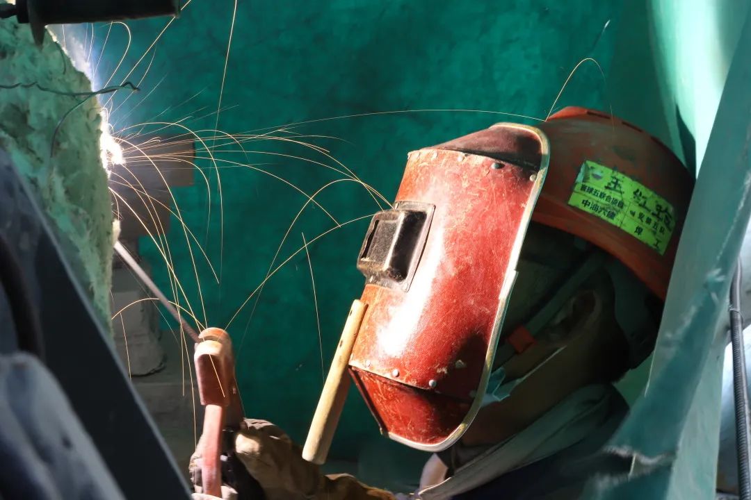 5月3日，五聯合變電站完成110KV主變壓器乙線耐壓試驗，耐壓試驗全部完成，為節后受電做好準備工作。重整油塔C-8001塔塔內件難點部位分壁段安裝完成，正在加快進行后續施工。圖為五聯合裝置夜戰沖刺工藝管道焊接收尾。景若恒  攝