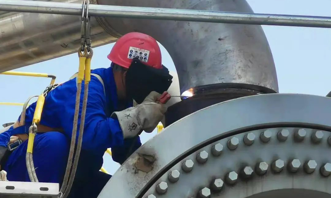 五聯合變電站完成110KV主變壓器甲線耐壓試驗。420萬噸/年蠟油加氫處理裝置高壓換熱器區域高壓管道焊接完成。360萬噸/年催化裂化裝置壓縮機配套儀表接線箱接線完成。圖為蠟油加氫裝置現場，建設者正在進行高壓換熱器管道焊接施工。石善旭 攝