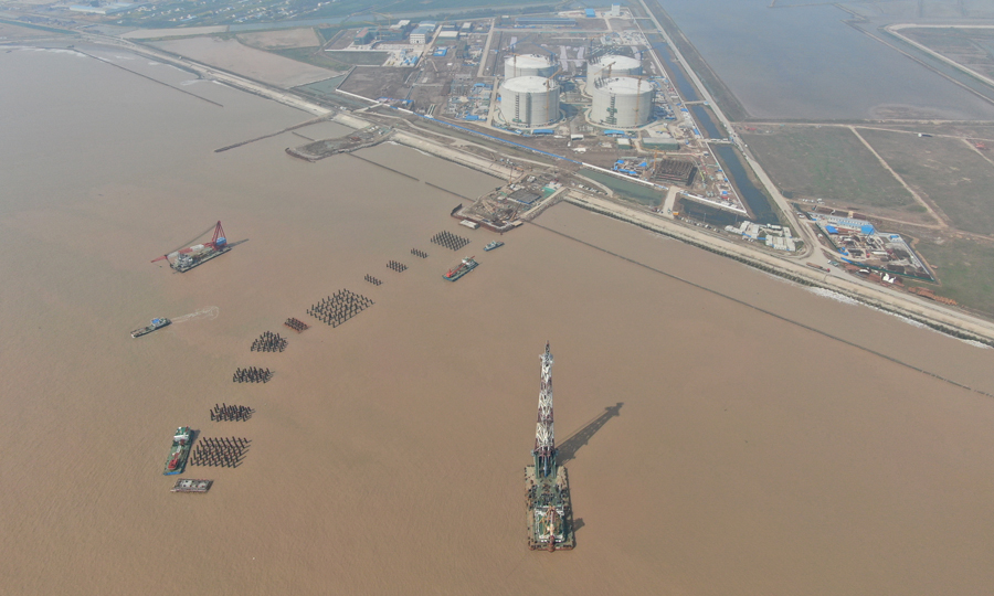 疏浚工程開工前港池內海水渾濁。