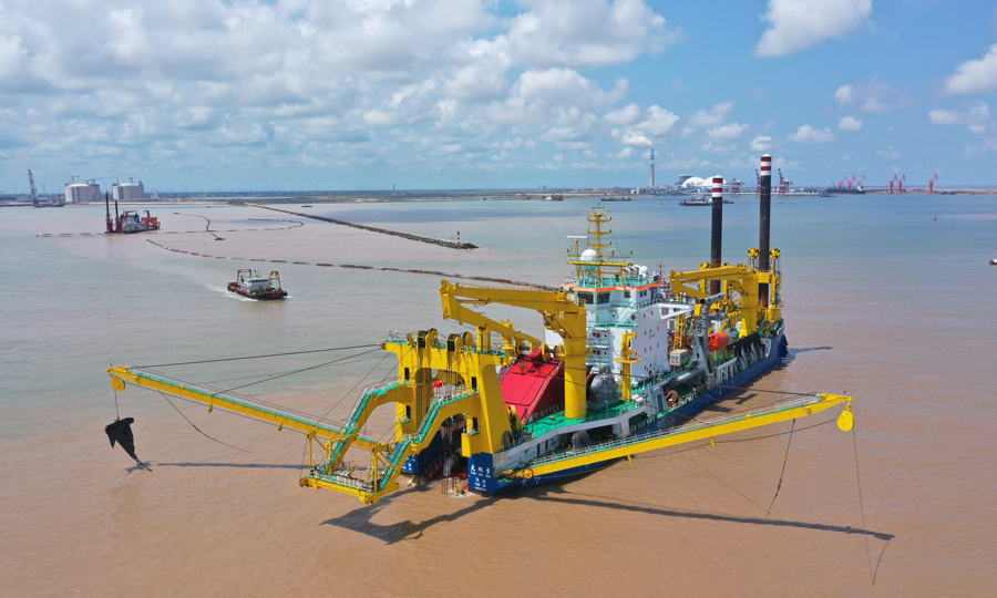 疏浚工程拓寬和加深港池及航道是“綠能港”碼頭后續工程的重要保障，LNG船舶將沿著這條通道在港池內平穩靠泊，將LNG輸送至千家萬戶。圖為亞洲最大重型自航絞吸船“天鯤號”在港池內疏浚作業。
