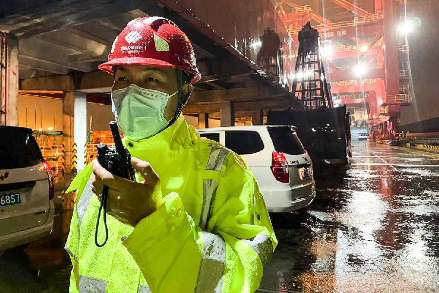 5月10日至13日，廣東省出現今年以來最強降水。面對暴雨來襲，國家能源集團廣東區域各單位立即行動，啟動防雨防汛預案，全員奮戰在暴風驟雨一線，積極做好防雨防汛檢查，及時消除設備缺陷，全力防范因暴雨導致的山體塌方、廠房進水、海水倒灌等次生災害，確保人員設備安全，能源穩定供應。圖為5月13日，國家能源集團珠海港務生產人員雨中匯報執行防雨防汛措施情況。