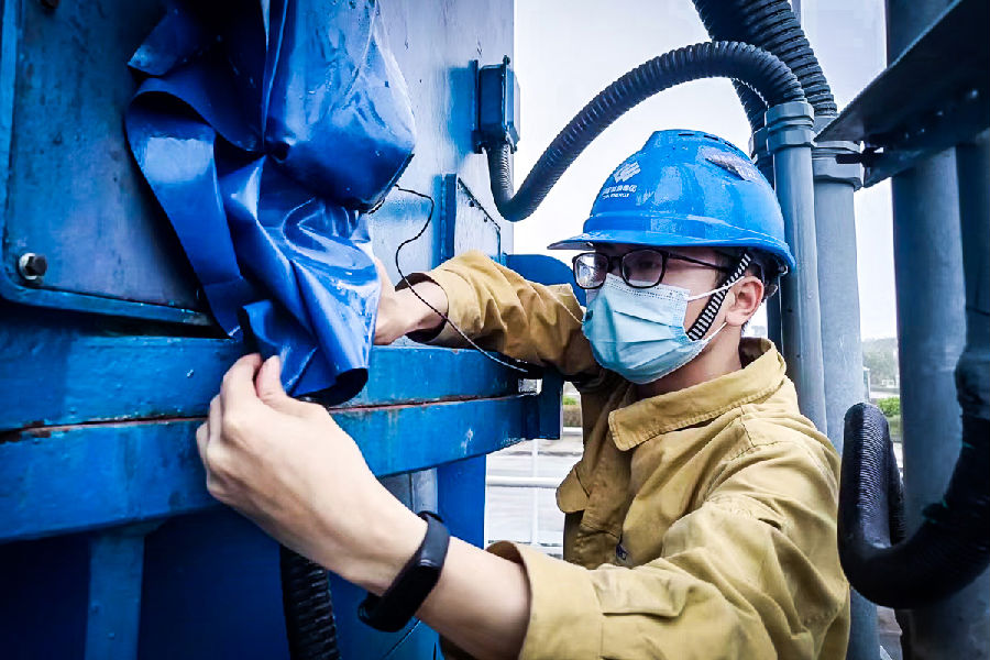 5月11日，國家能源集團廣東惠州電廠檢修人員對戶外儀表加裝防雨罩。