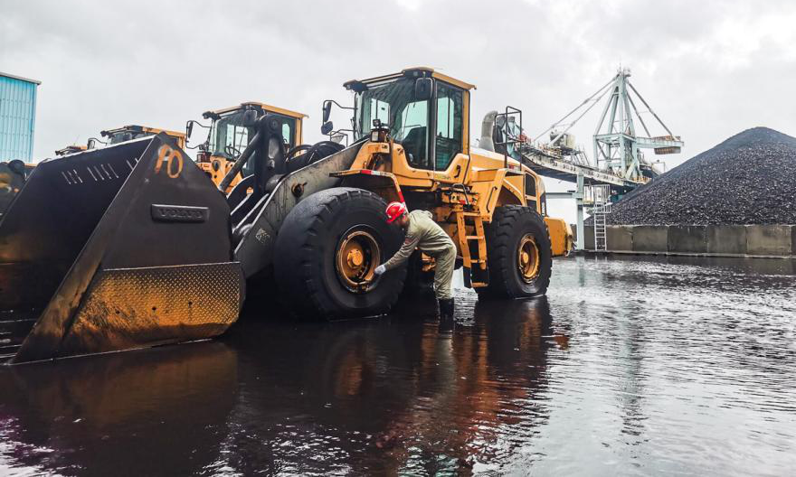 5月10日至13日，國家能源集團廣東區域各單位所有在運機組全部安全平穩運行，其中，國家能源集團廣東公司完成發電量3.02億千瓦時，供熱量10.2萬吉焦；國家能源集團珠海港務靠泊2艘船舶，進港14.7萬噸，裝船21艘、裝火車5列，出港共計8.18萬噸；國家能源集團國華投資兩風電廠實發電量60萬千瓦時，為粵港澳大灣區能源保供提供有力保障。圖為5月12日，國家能源集團珠海港務應急值守工作人員在暴雨后開展裝載機作業前檢查。