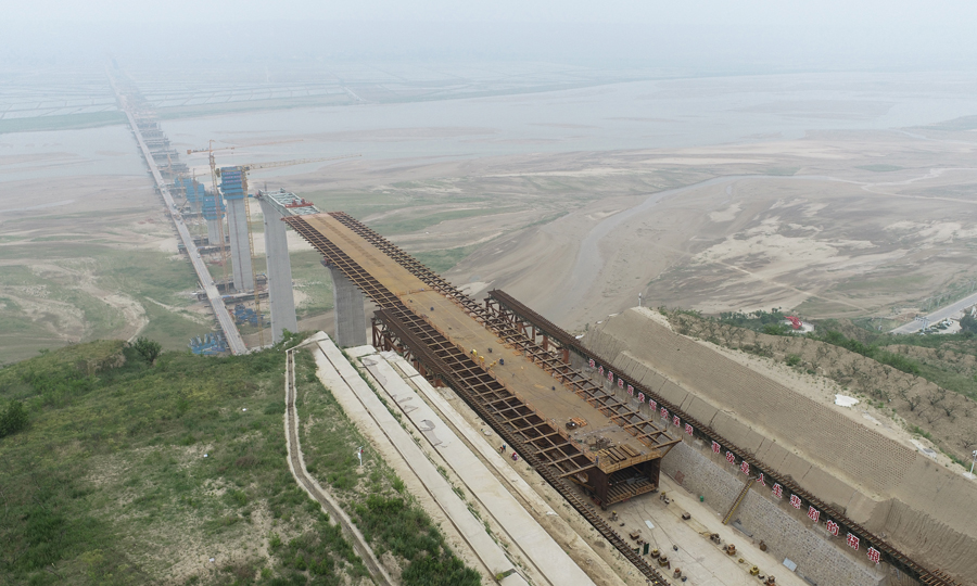 近日，由中國中鐵旗下中鐵工業參建的臨猗黃河大橋陜西側鋼導梁成功頂推至主橋99米最高支墩68號墩，順利實現128米大懸臂頂推過墩。此次頂推鋼導梁全長294.25米，頂推重量3853噸。圖為施工現場。