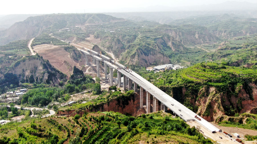 中鐵十七局集團施工團隊在連續梁施工中，強化安全質量管控，在混凝土澆筑、張拉壓漿、掛籃走行等關鍵工序重點盯控，加強線性監控量測，合理配重加載，保證梁體懸臂平衡施工，最終實現盤南澗特大橋大跨連續梁順利合龍。