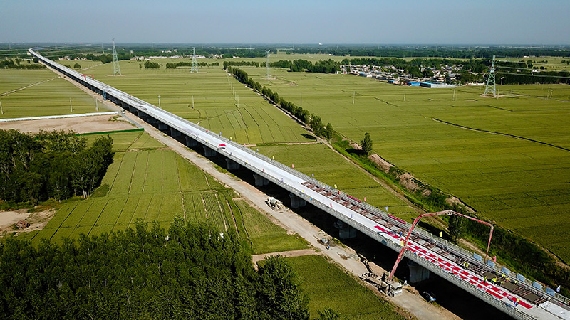 據悉，本次無砟軌道施工采用我國自主知識產權的CRTSⅢ型板式技術，將為后續鋪軌作業和線路開通運營創造有利條件。圖為5月21日，在濟鄭高鐵山東長清黃河特大橋施工現場，中鐵上海局工作人員進行無砟軌道施工作業（無人機照片）。新華社記者 郭緒雷 攝