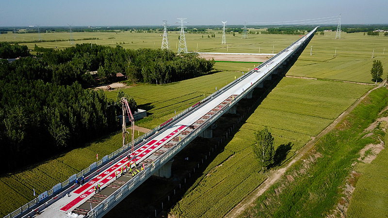 5月21日，在濟鄭高鐵山東長清黃河特大橋施工現場，中鐵上海局工作人員進行無砟軌道施工作業（無人機照片）。新華社記者 郭緒雷 攝