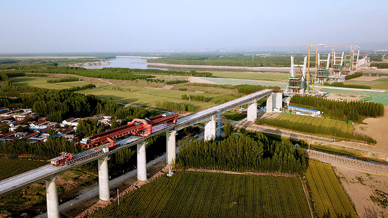 5月21日，在濟鄭高鐵山東長清黃河特大橋施工現場，中鐵上海局工作人員進行無砟軌道施工作業（無人機照片）。新華社記者 郭緒雷 攝