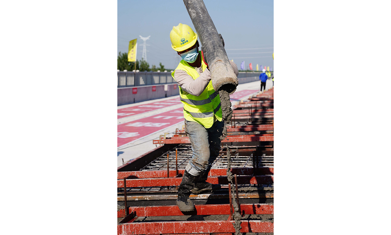 5月21日，在濟鄭高鐵山東長清黃河特大橋施工現場，中鐵上海局工作人員進行無砟軌道施工作業。新華社記者 郭緒雷 攝